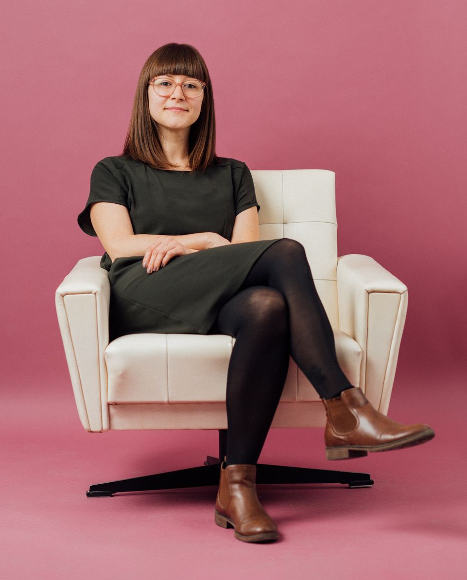 Melanie Zemsauer sitzt auf Sessel