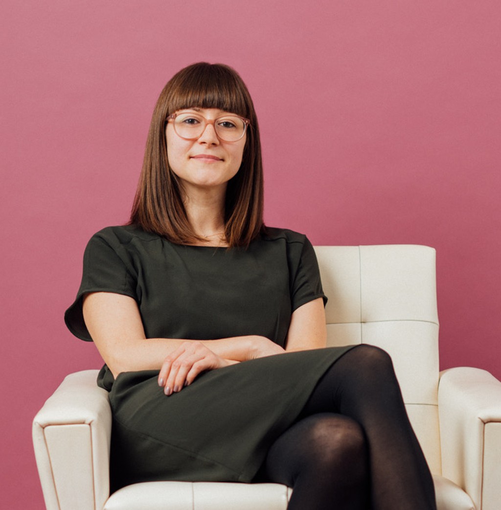 Melanie Zemsauer sitzt auf Sessel