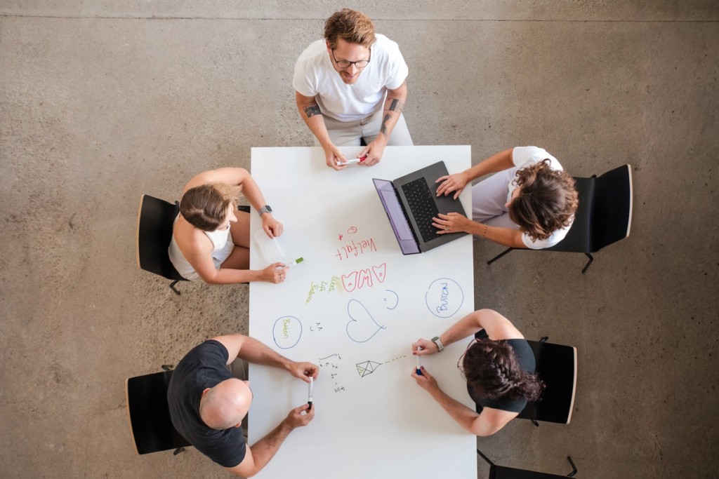 Menschen von oben rund um einen Tisch