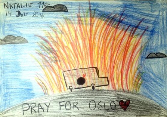Barnetegning av en bil med en bombe med røde strekk. Blå bakgrunn. Tekst på bilde: Pray for Oslo. Natalie 11 åt. 14 juli 2016. Blyant på papir. 
