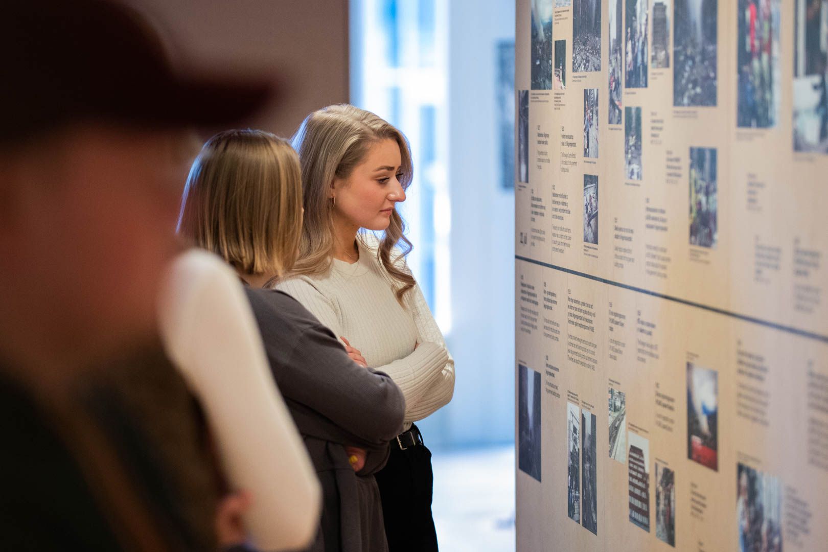 Besøkende ser på den faste utstillingen på 22. juli-senteret