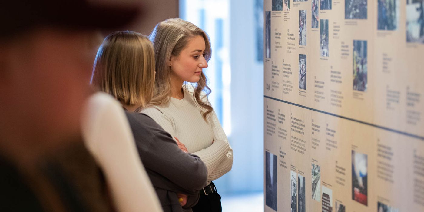 Besøkende ser på den faste utstillingen på 22. juli-senteret