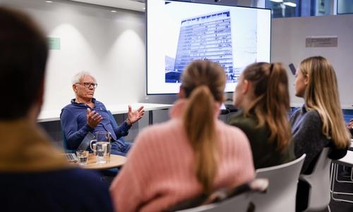 Harald Føsker, overlevende fra Regjeringskvartalet, under undervisningsopplegget "Min historie: Personlige Fortellinger fra og om 22. juli"