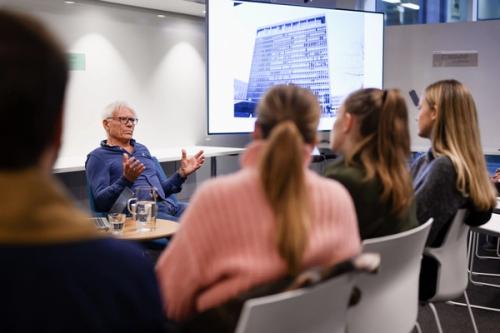 Harald Føsker, overlevende fra Regjeringskvartalet, under undervisningsopplegget "Min historie: Personlige Fortellinger fra og om 22. juli"