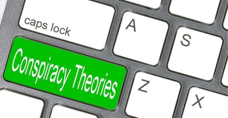 Utsnitt av et PC tastatur med hvite knapper. En av knappene på tastaturet er grønn med teksten: Conspiracy Theories (Konspirasjonsteorier). Illustrasjon 
