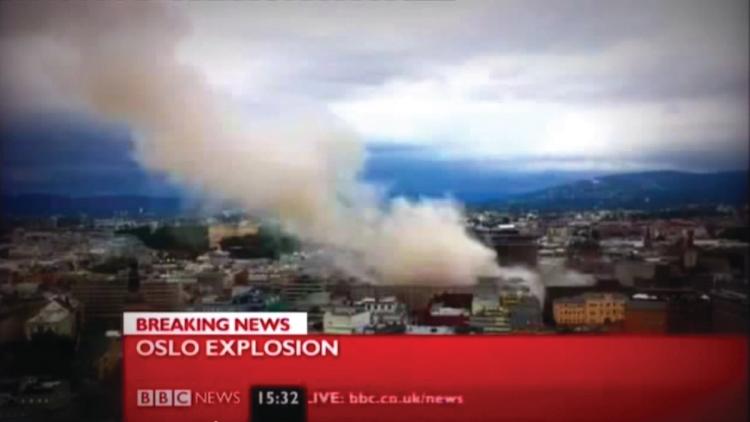 Skjermdump fra TV-sending. Bilde av røyksky som stiger opp over by. Grafikk i rødt med teksten: "Breaking news: Oslo Explosion"