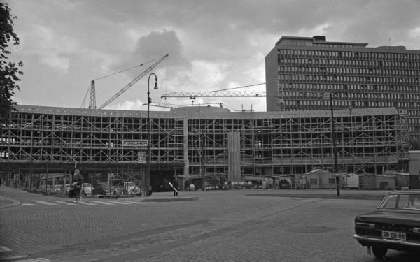 Black and white photo of a modernist building under construction.