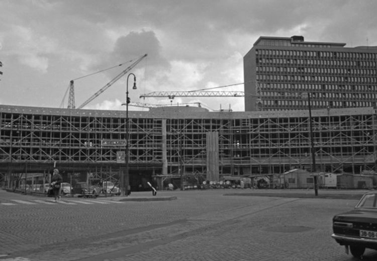 Black and white photo of a modernist building under construction.