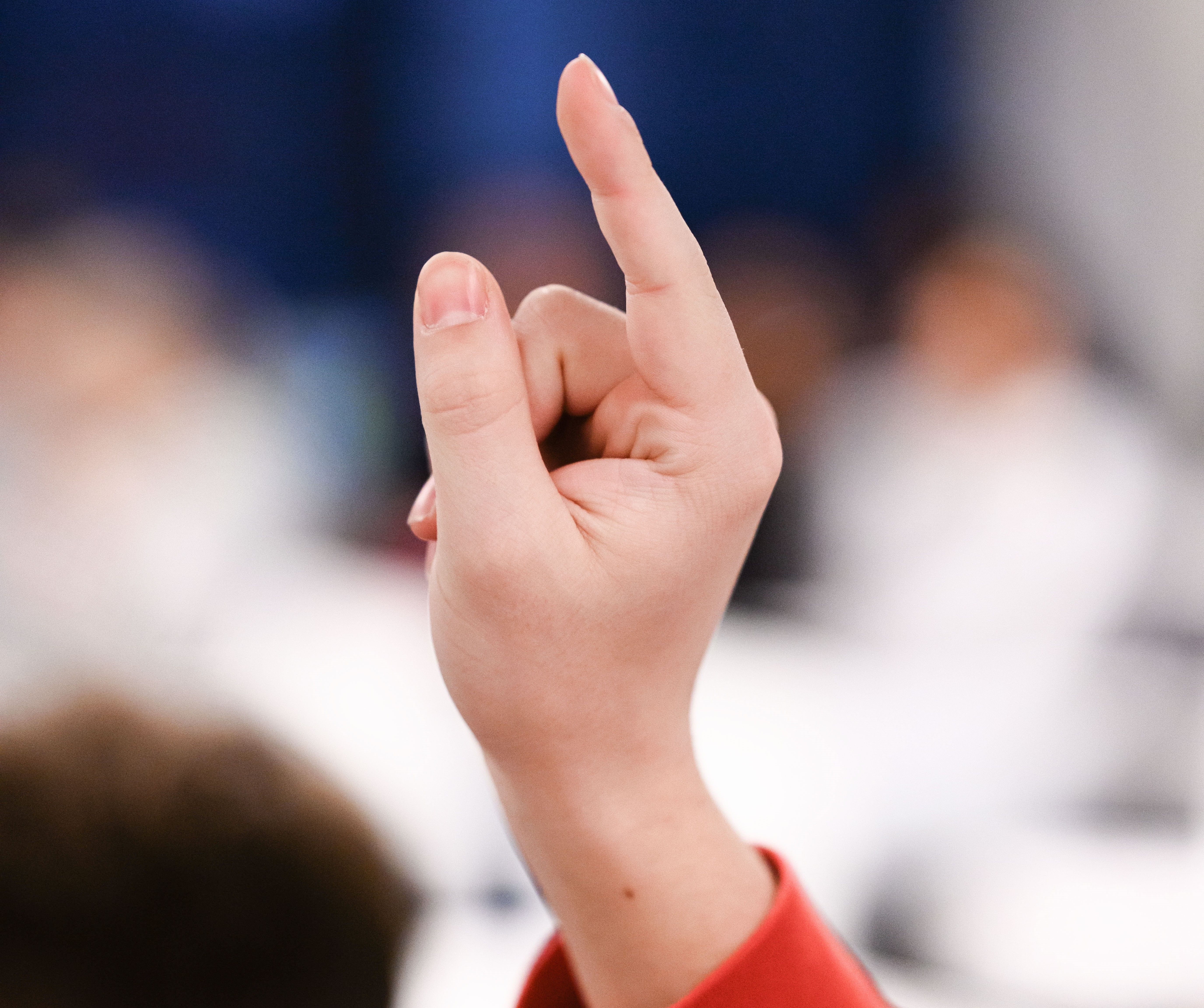 Nærbilde av en hånd i  været