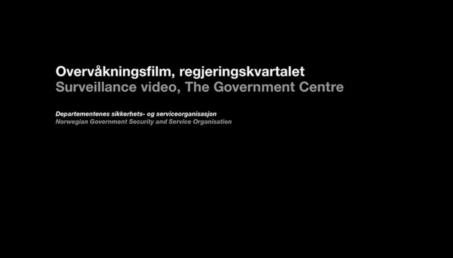 Sort  bakgrunn med teksten  "Overvåkningsfilm, regjeringskvartalet/ Surveillance video, The Government Centre/ Departementenes sikkerhets- og serviceorganisasjon/ Norwegian Government Security and Servide Organisation"