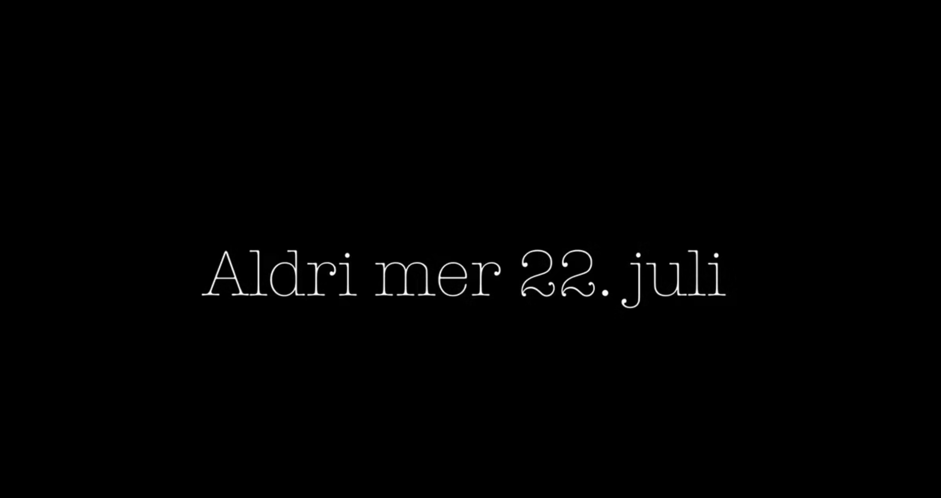 Plakat med sort bakgrunn og tekst "Aldri mer 22. juli".