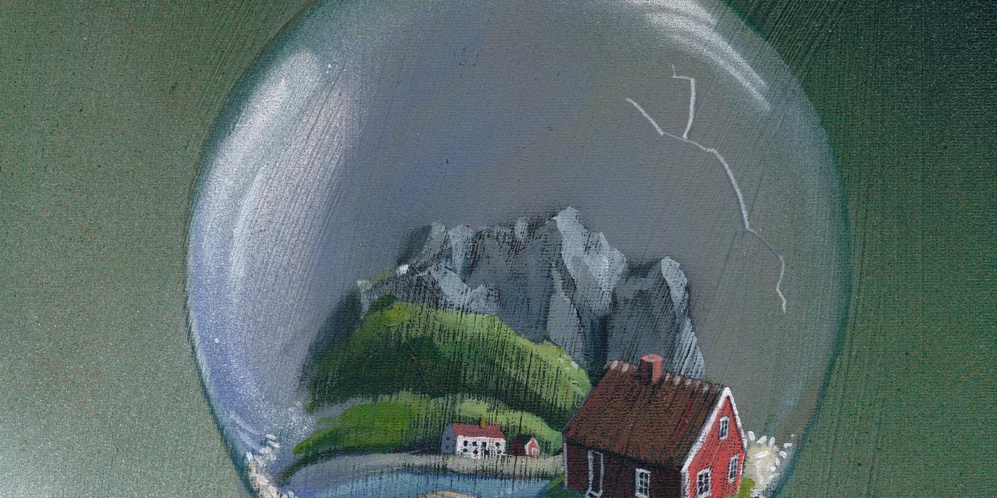 Grønnfarget bakgrunn som går fra lys til mørk farge. Glasskule med brun bunn og kule i glass med skilt i gull med tekst: "Norge". På innsiden av kulen ses et fjell i grå farge, grass, vann og et rødfarget hus. 