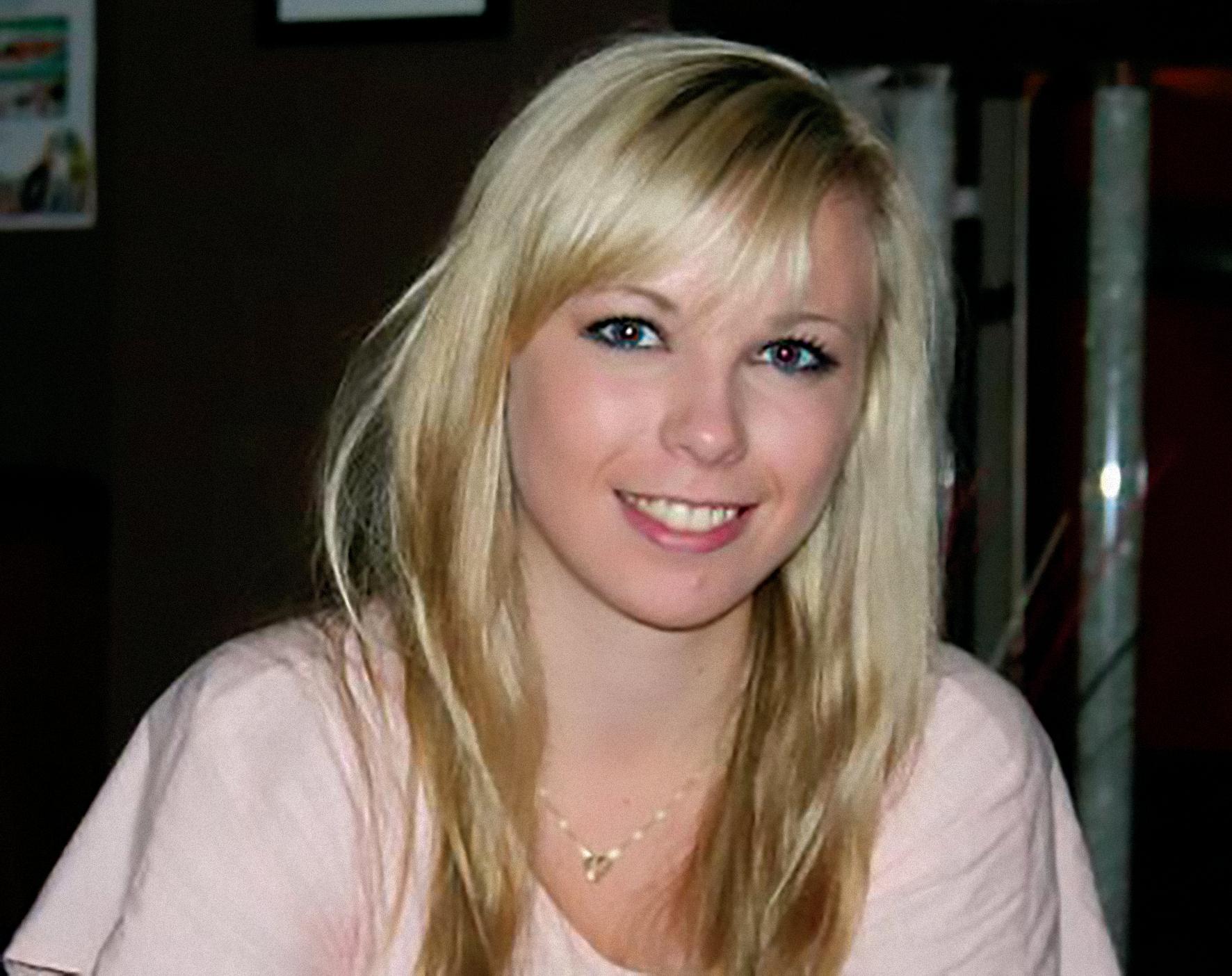 Portrett av en smilende person med langt lyst hår og pannelugg.