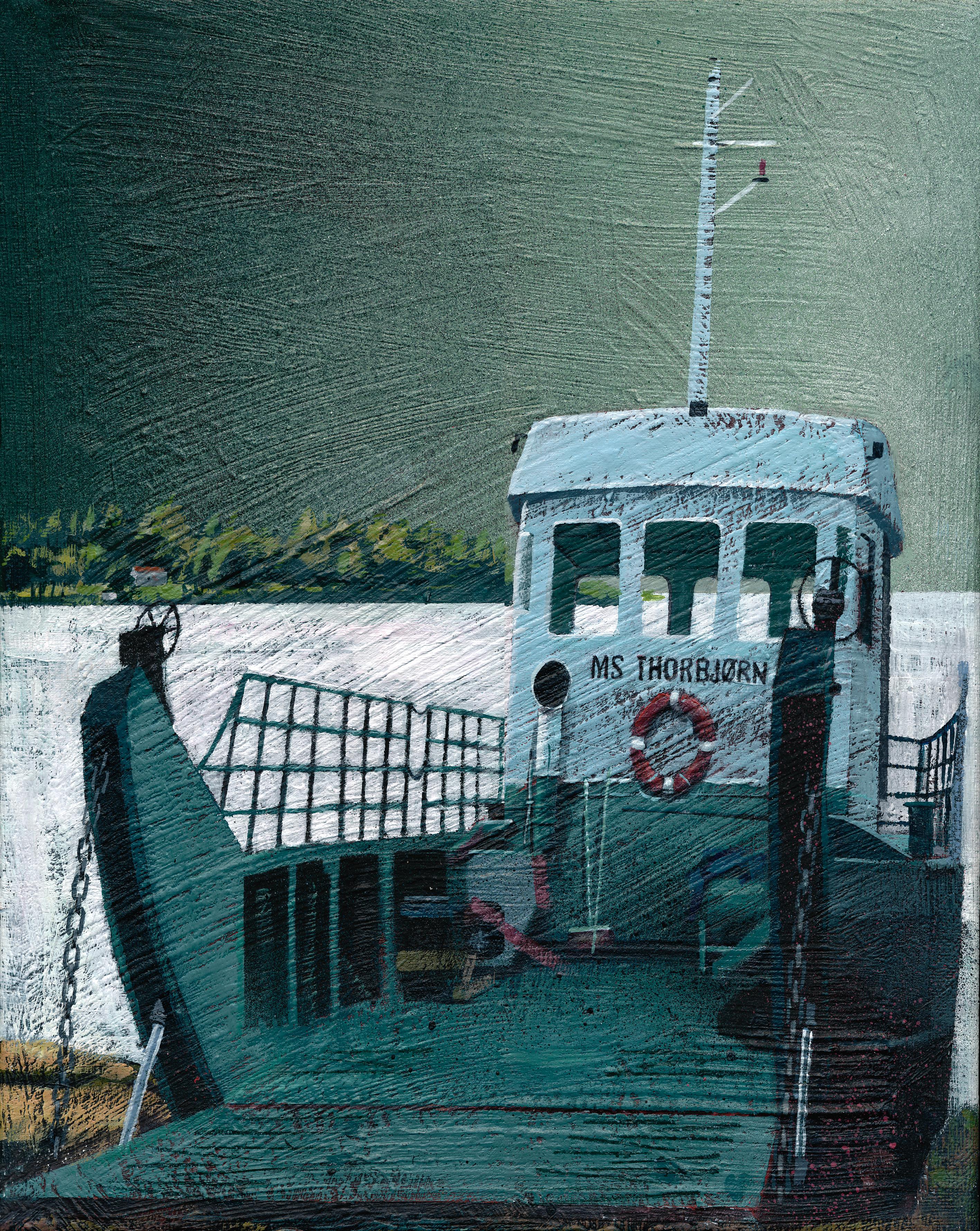 Tegning: Ferje med grønnfarget skrog og hvitt førehus. Oransjefarget redningsbøye på førerhuset. Vann og trær med gråfarget himmel i bakgrunnen