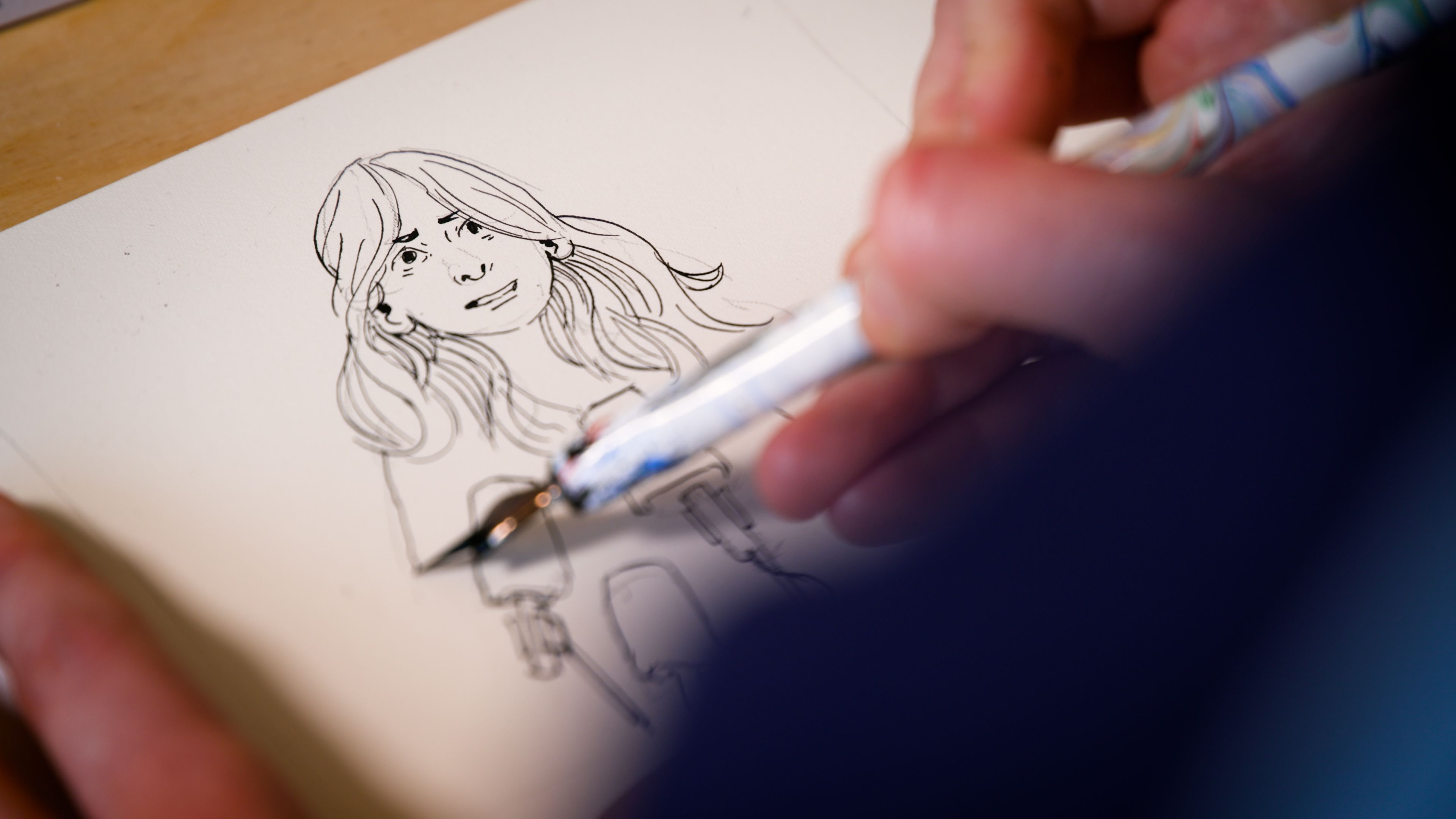 Blekkpenn med tegning av kvinne
