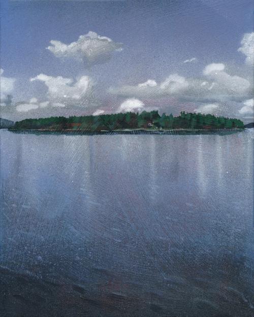 Tegning: Landskap med vann og en øy med trær. På himmelen ses hvite skyer.  