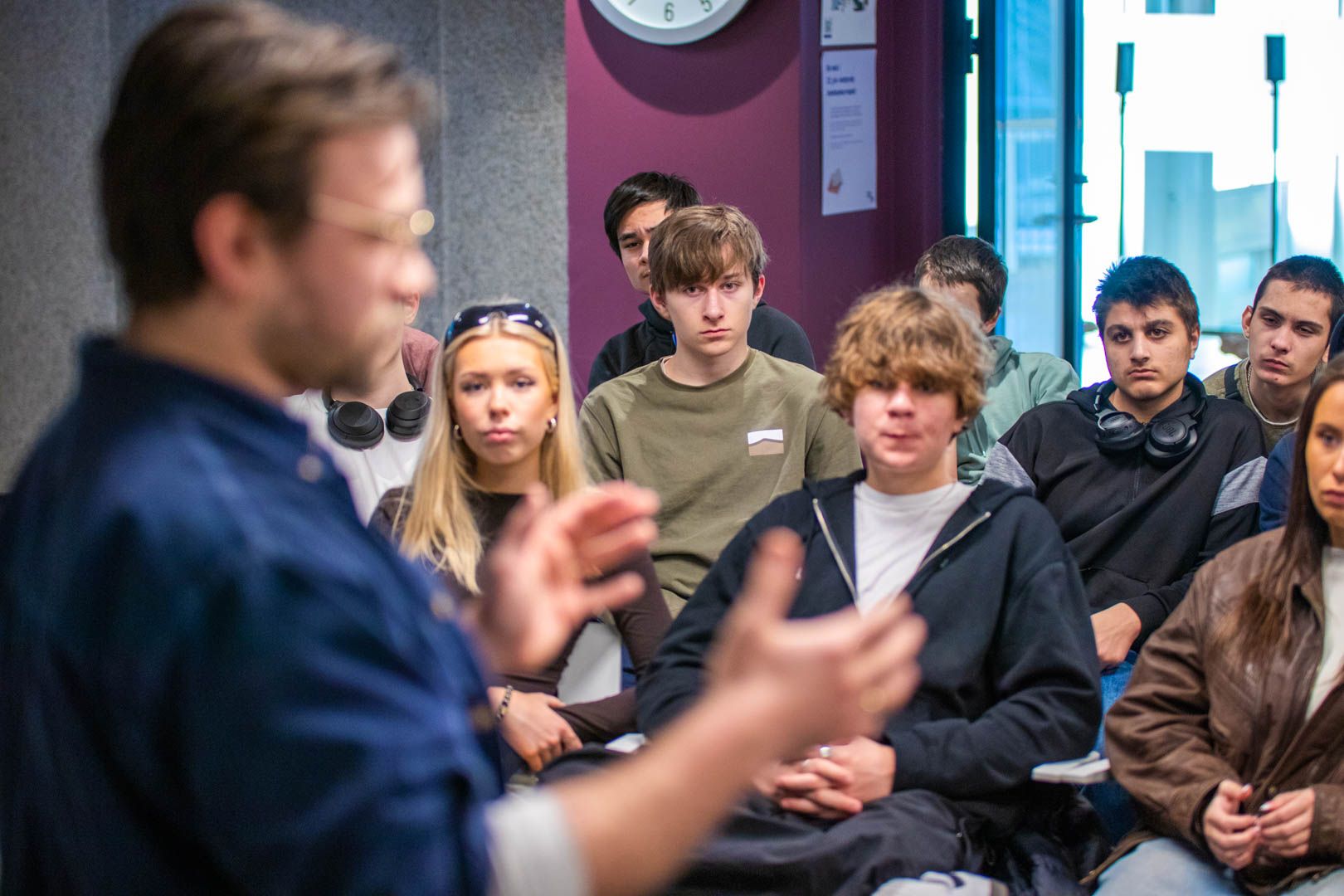 Lærer i undervisning med elever