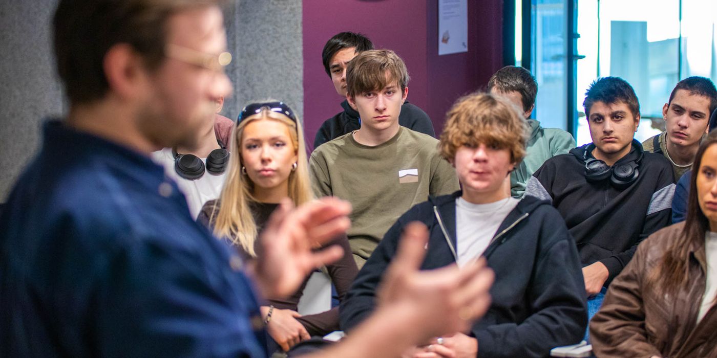 Lærer i undervisning med elever