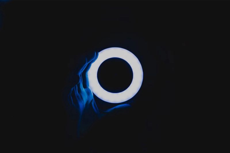 Oval circle of light