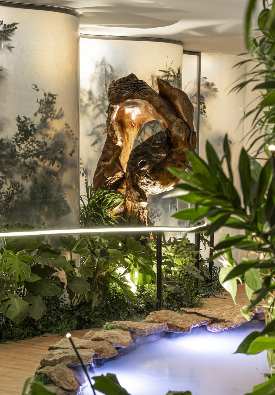Escultura em madeira junto ao espelho d'água