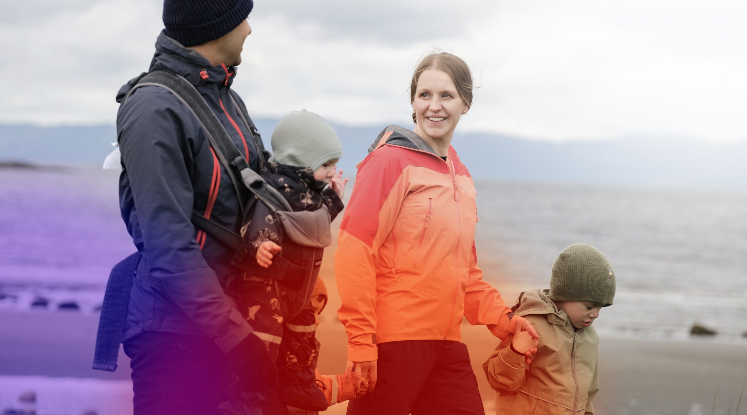 Familie som nyter et aktivt friluftsliv