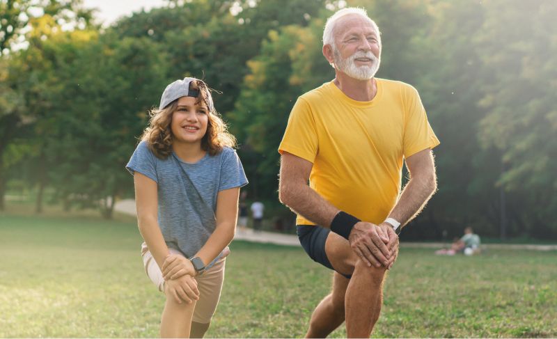 Eldre mann som tøyer sammen med barn