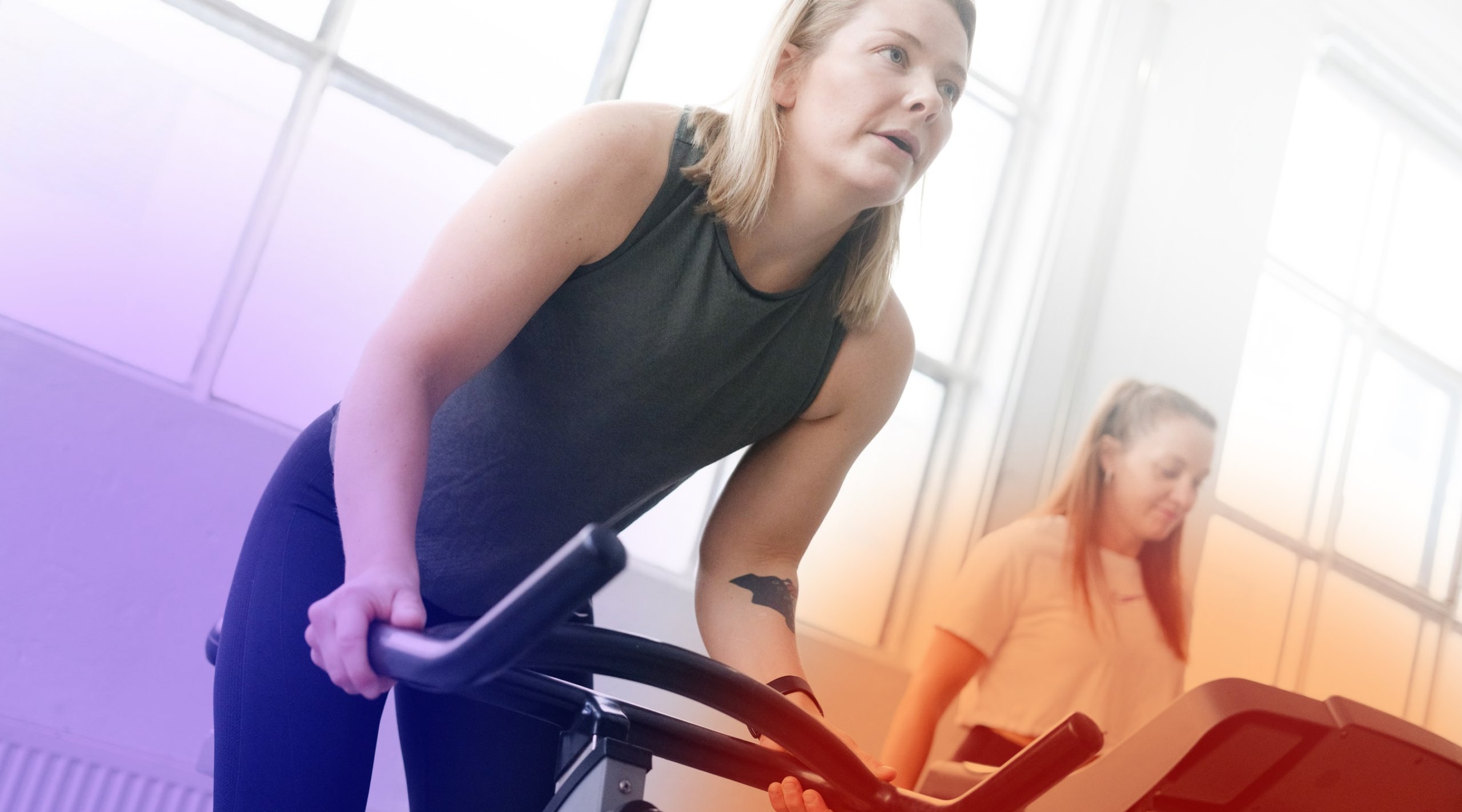 Aktive mennesker som trener innendørs