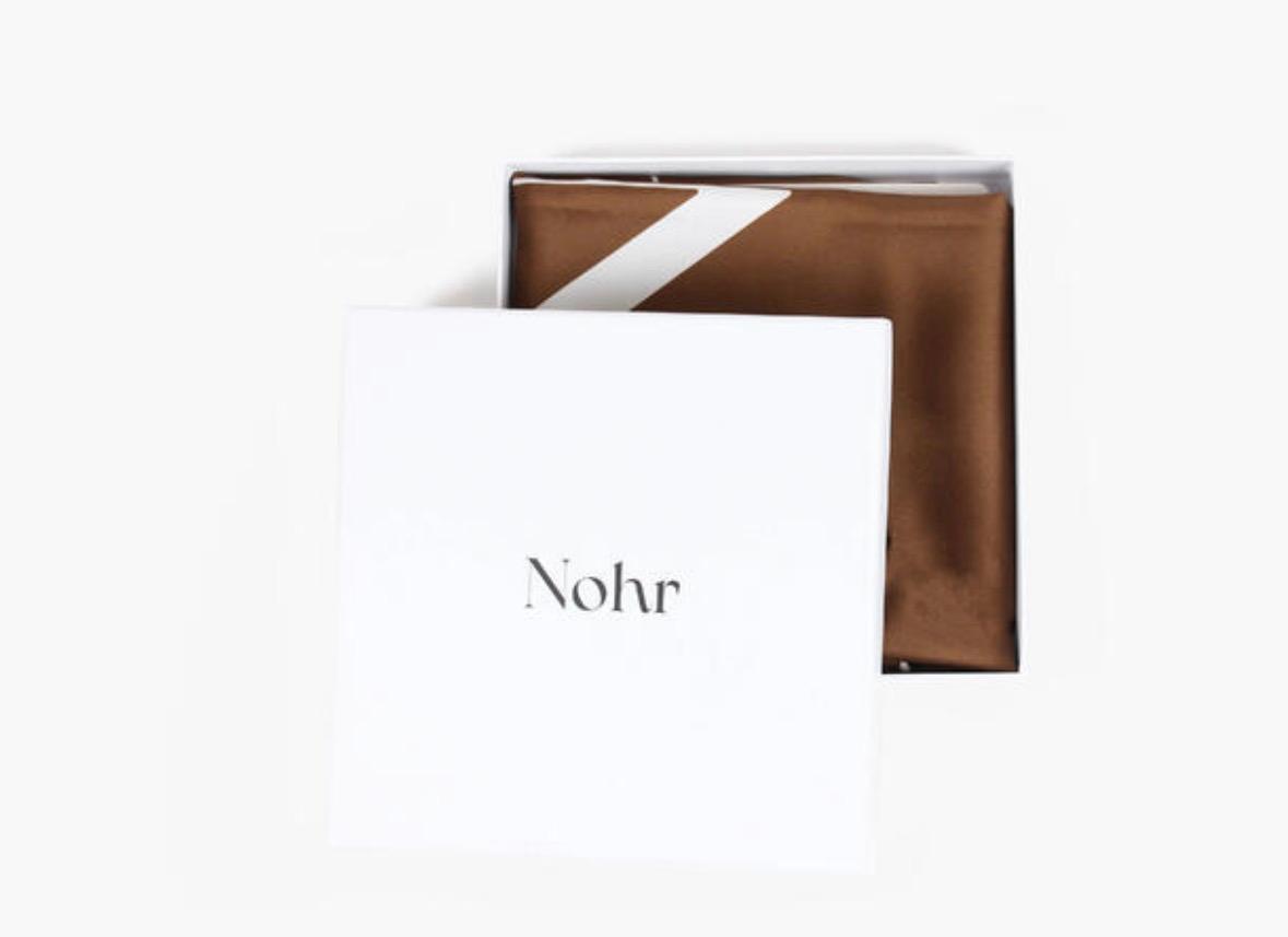 NOHR STUDIO NOHR Emma emblem silkeskjerf brun, bilde 4 av 4