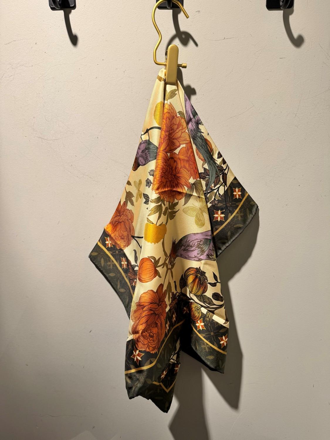 NOHR STUDIO NOHR Lynn silk scarf 65x65oliven, bilde 1 av 2
