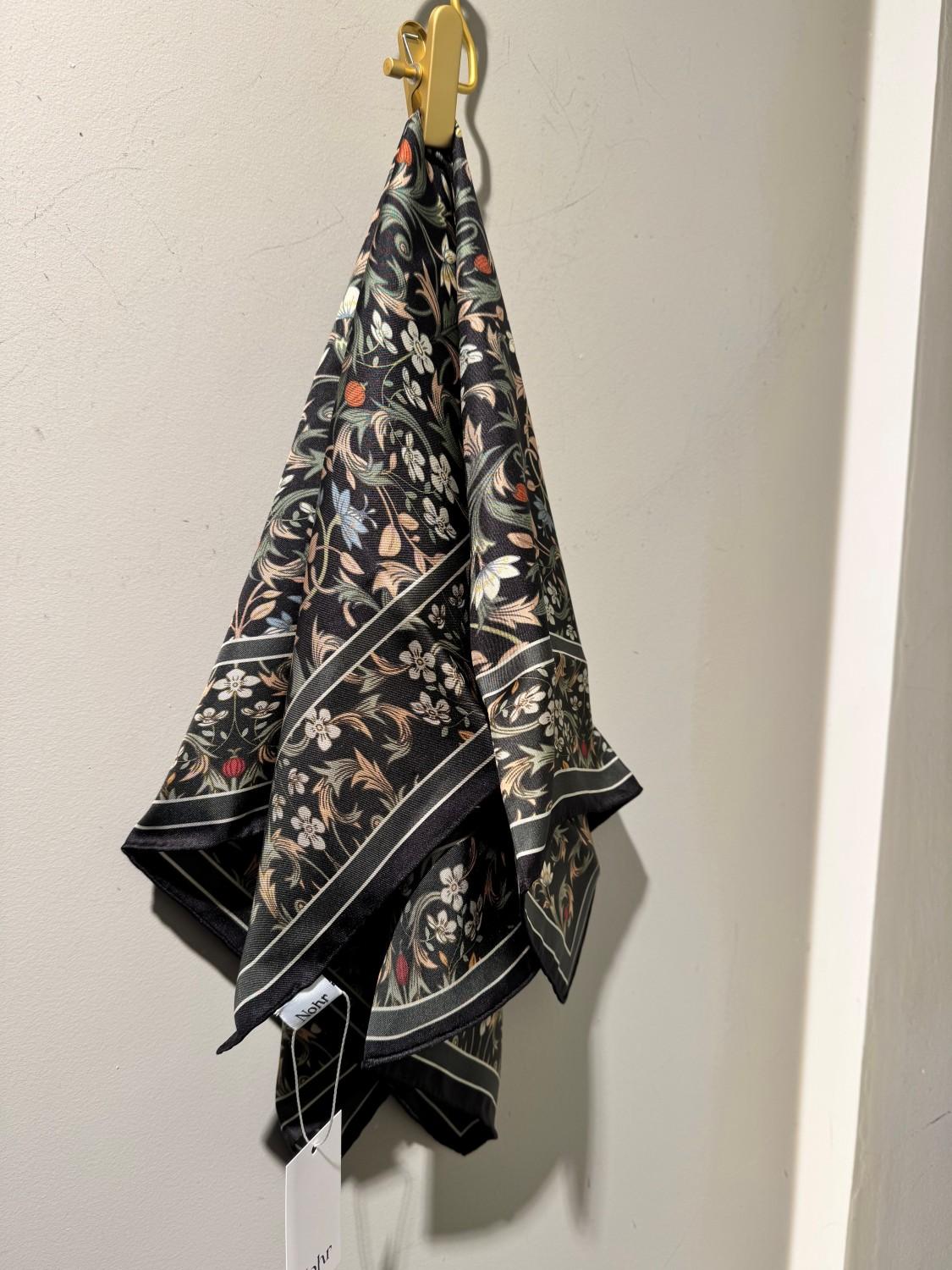 NOHR STUDIO NOHR Isadora silk scarf 65x65 Olive, bilde 1 av 1