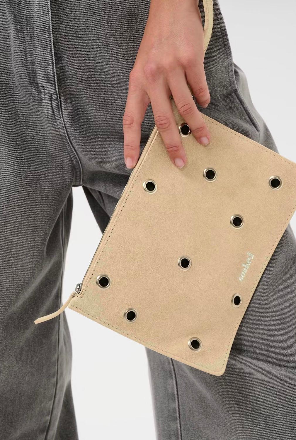 Soaked In Luxury SLCalilje Eyelets suede clutch Sand, bilde 1 av 2
