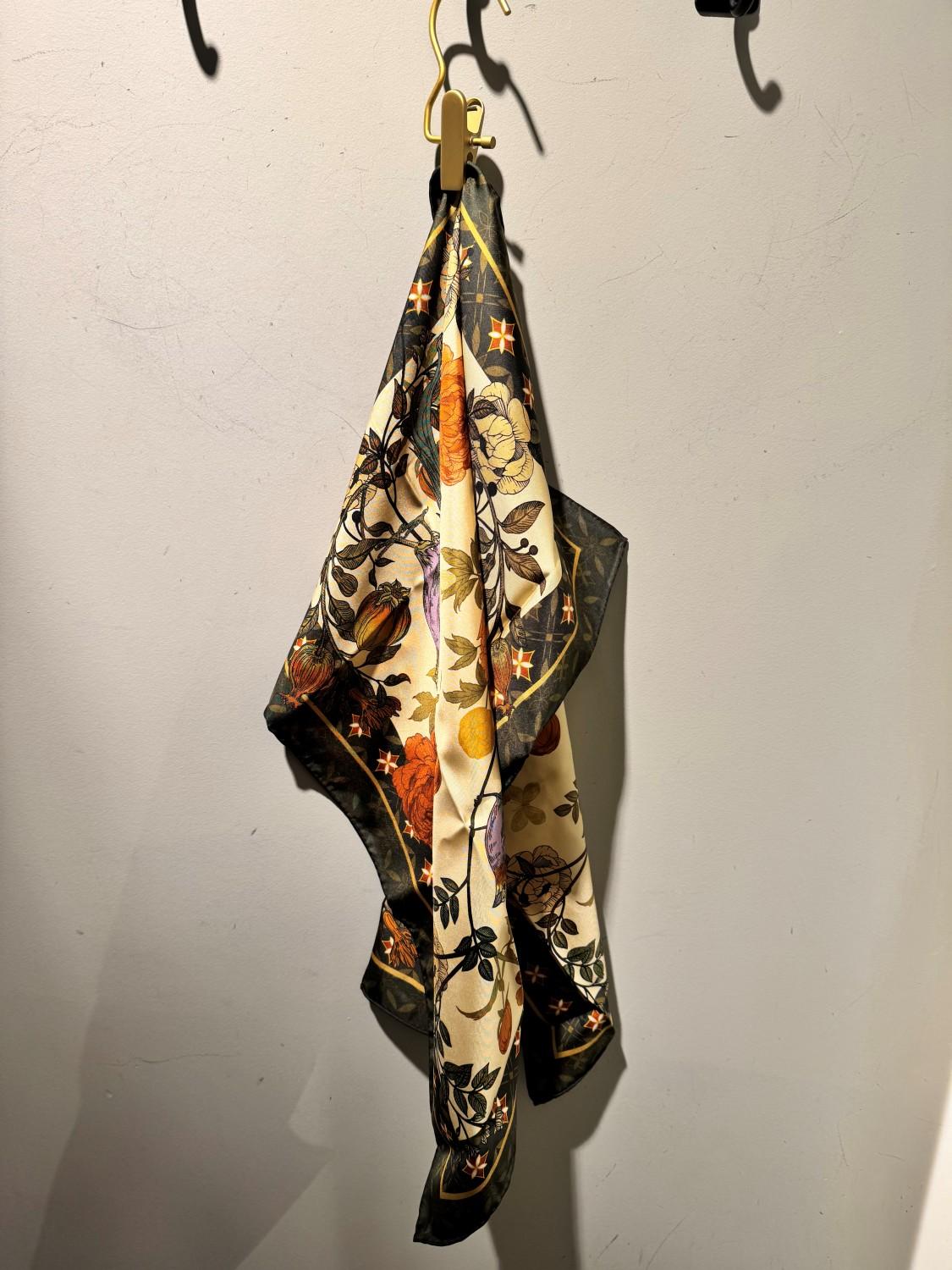 NOHR STUDIO NOHR Lynn silk scarf 65x65oliven, bilde 2 av 2