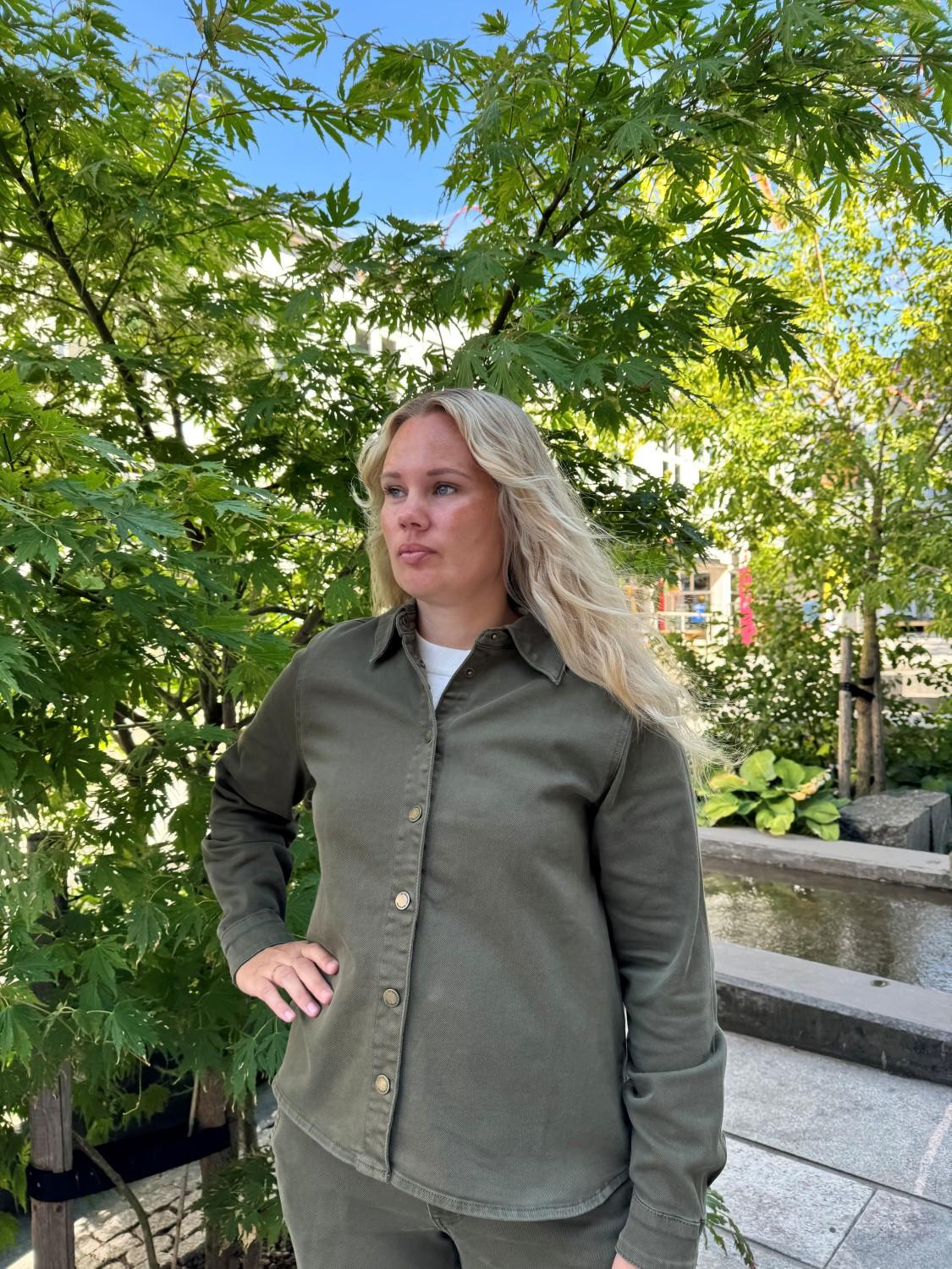 My Essential Wardrobe MWLinn Sofia 149 shirt olive night, bilde 1 av 4