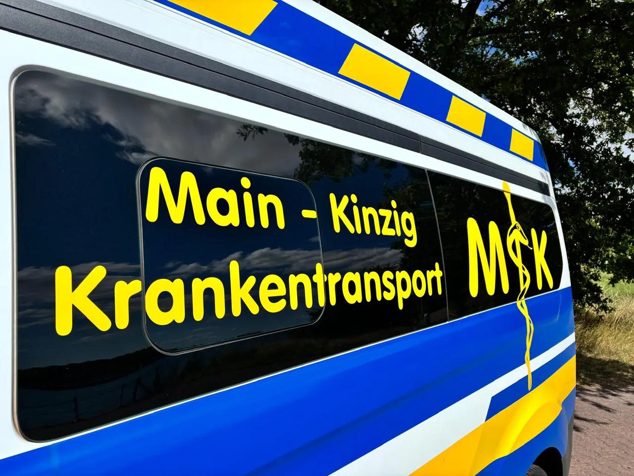 Seitenbeschriftung eines Fahrzeugs von Main-Kinzig Krankentransport