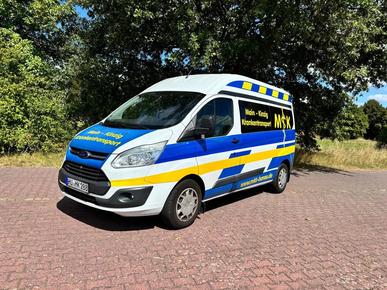 Blau-weiß-gelbes Fahrzeug von Main-Kinzig Krankentransport in der Vorderansicht