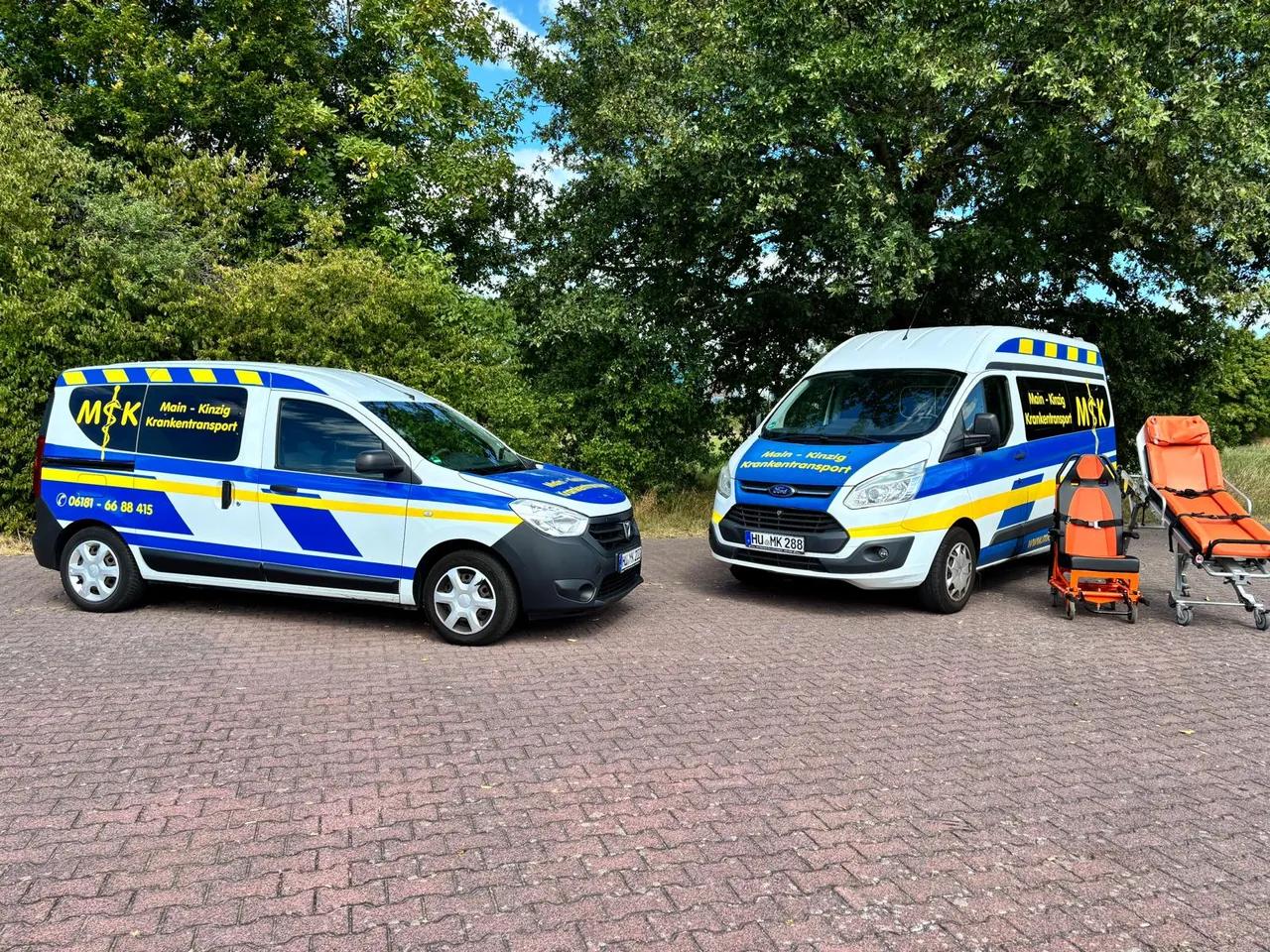 Zwei Fahrzeuge von Main-Kinzig Krankentransport mit Tragestuhl und Transportliege