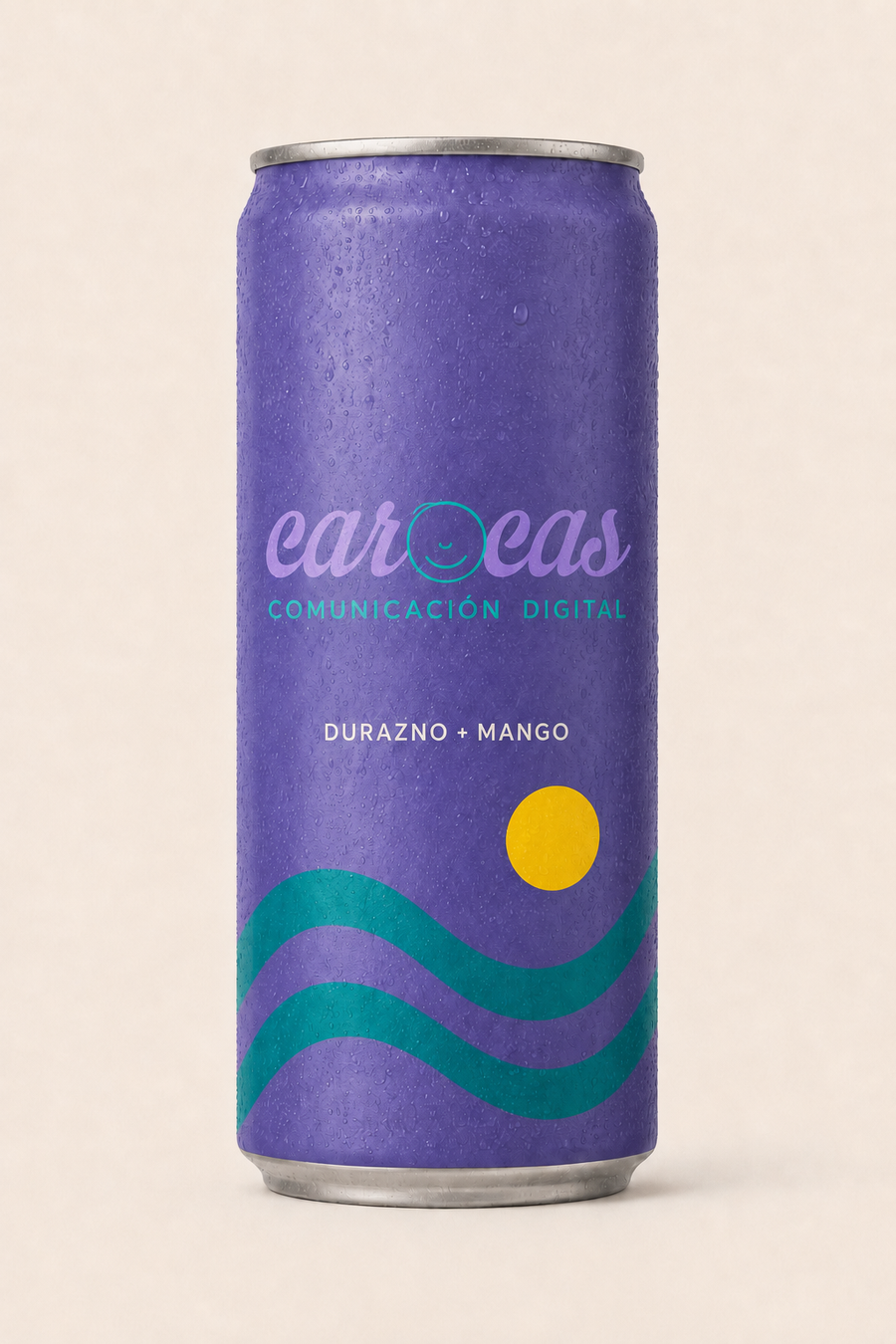 Lata promocional ficticia de Carocas: vista frontal con una sola instancia del logo, carita en la letra o, paleta violeta, teal y amarilla, variedad Durazno + Mango.
