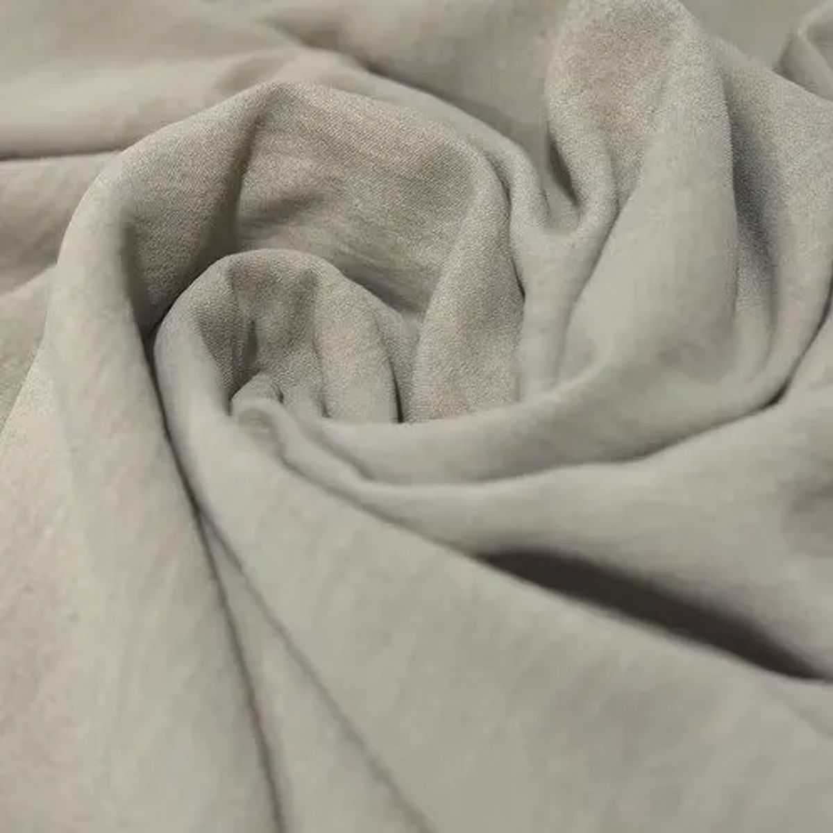 tela-crepe-taupe-oscuro-1-telas_real-colombia.webp