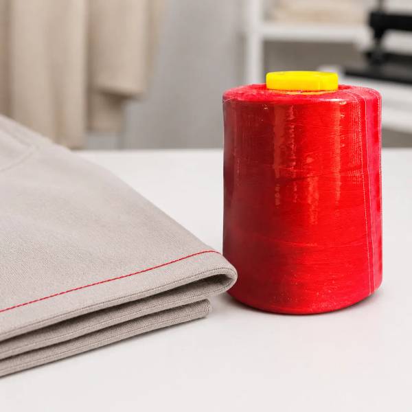 hilo-coser-40-02-rojo-brillante-1-telas_real-colombia.webp