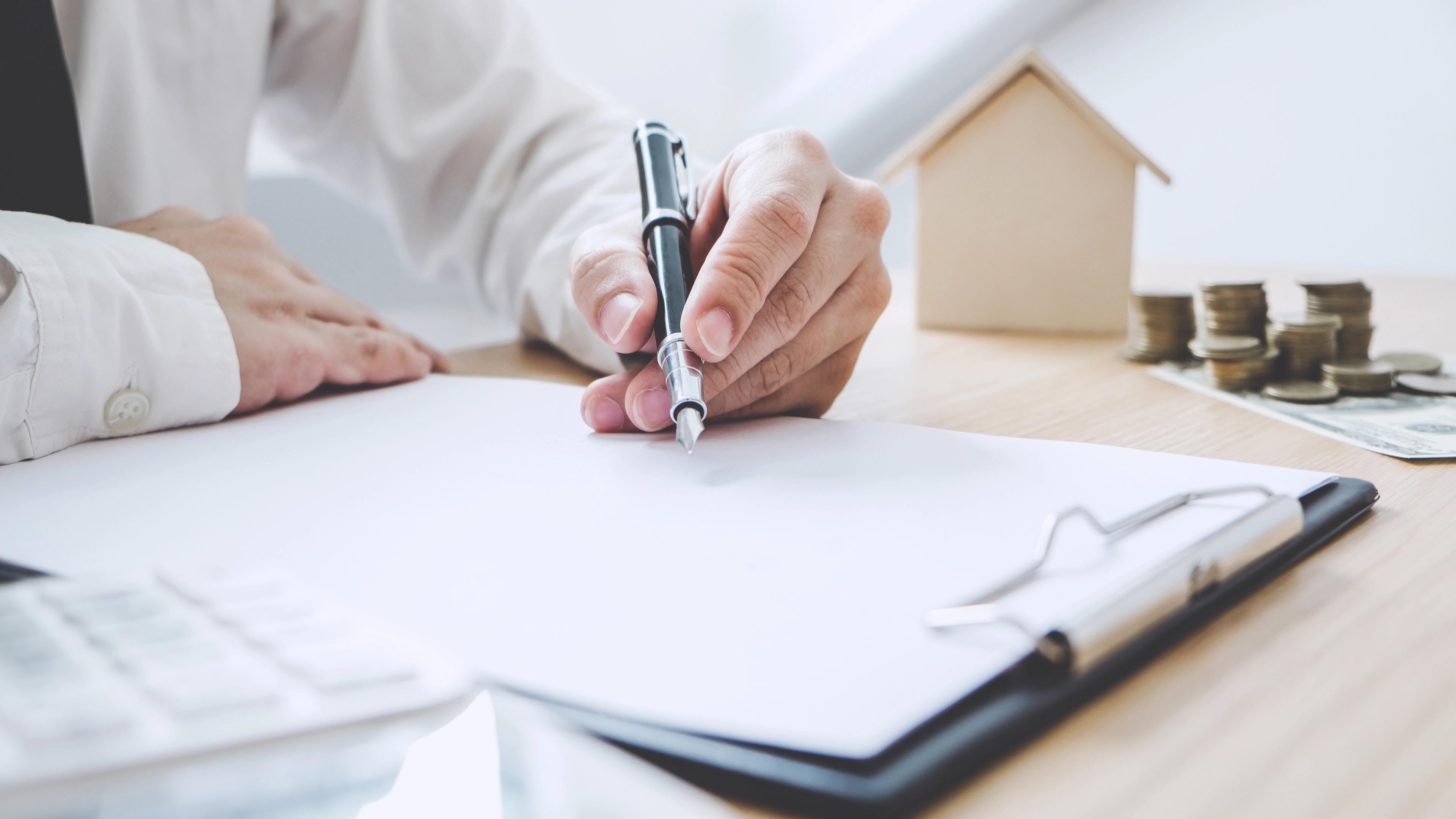 Vertragsunterzeichnung für Wohnungkauf