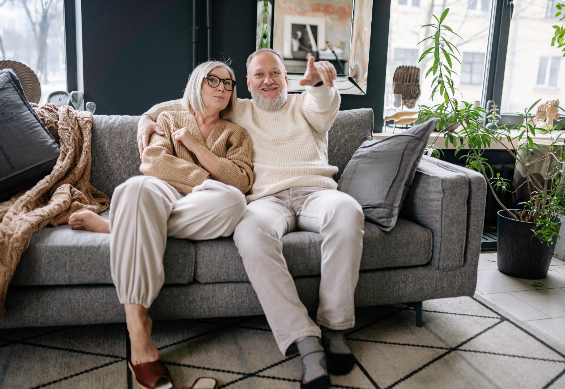 Symbolfoto Paar auf Sofa in Wohnung