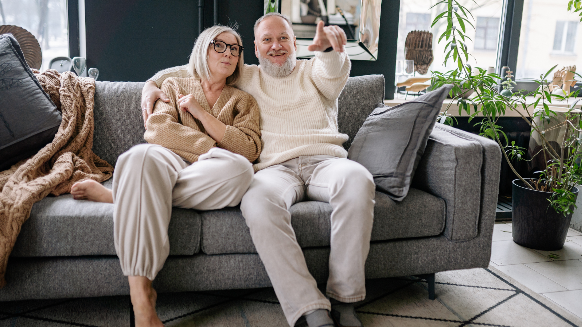 Symbolfoto Paar auf Sofa in Wohnung