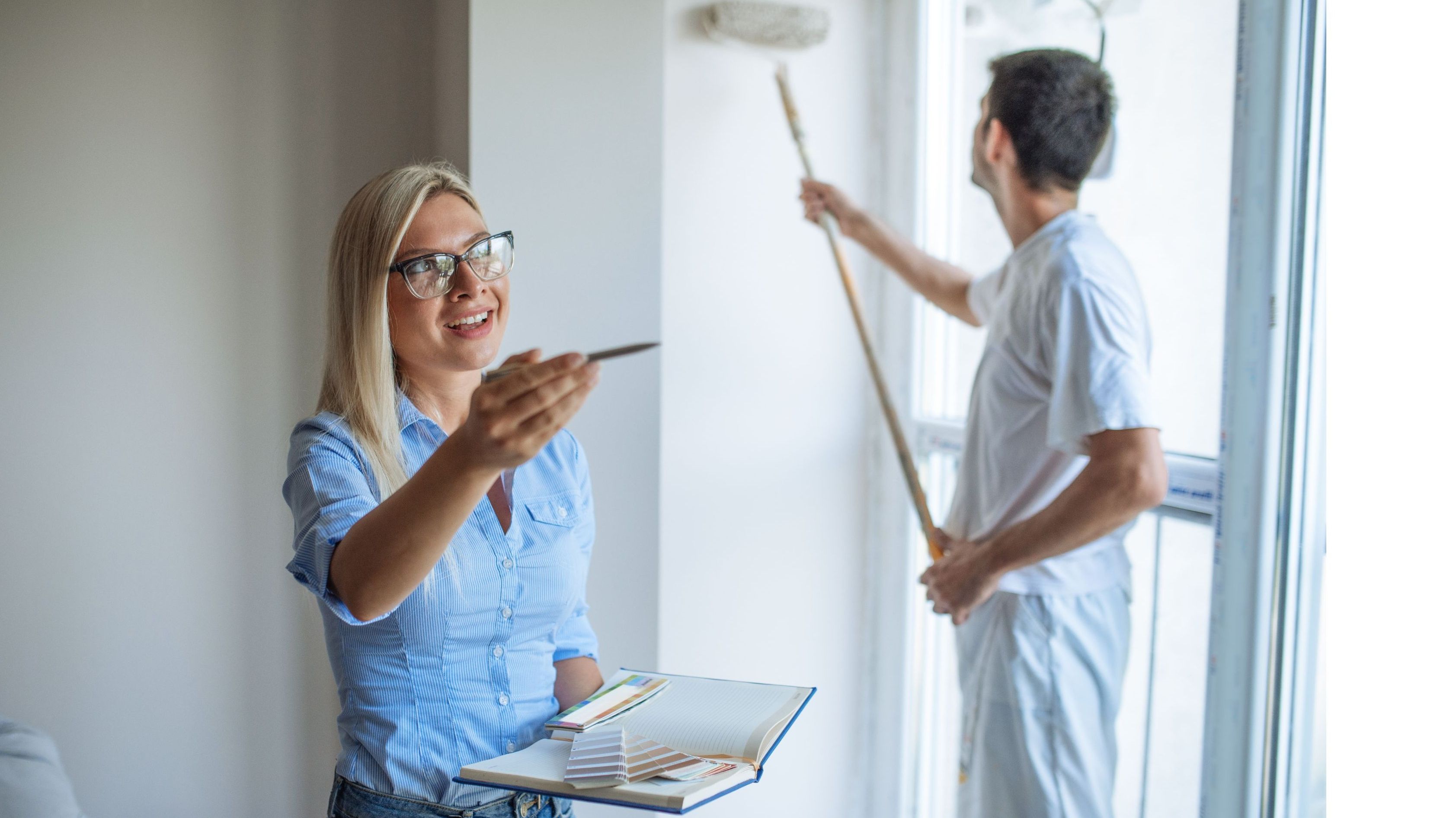 Hausverwaltung überwacht Arbeiten in Wohnung
