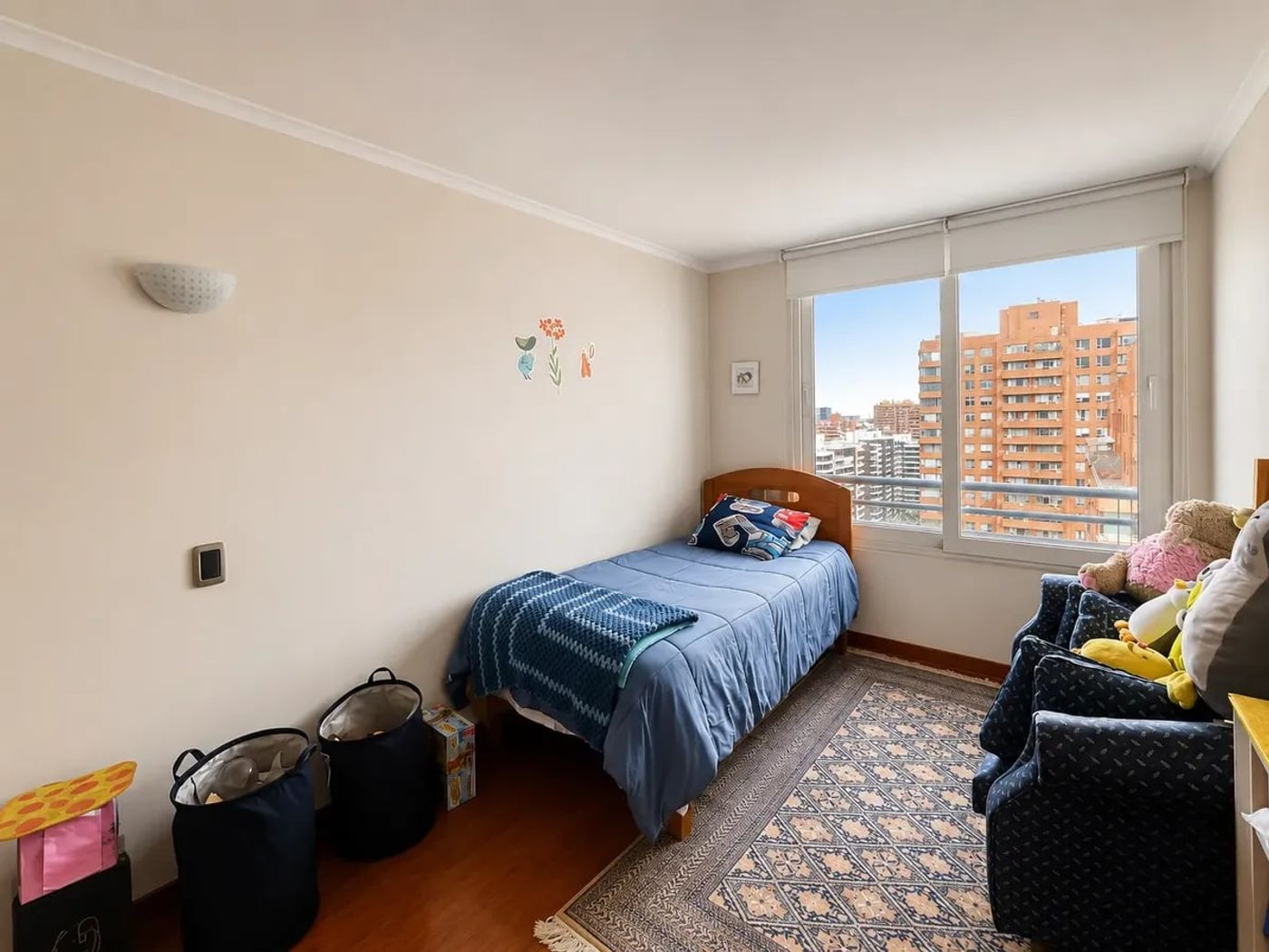Dormitorio con cama individual, ventana y sillón