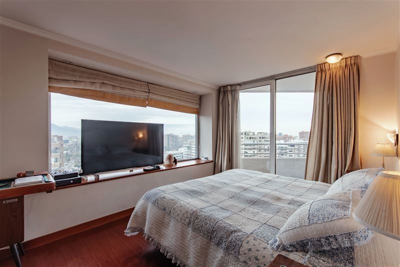 Dormitorio principal con cama matrimonial y vista panorámica
