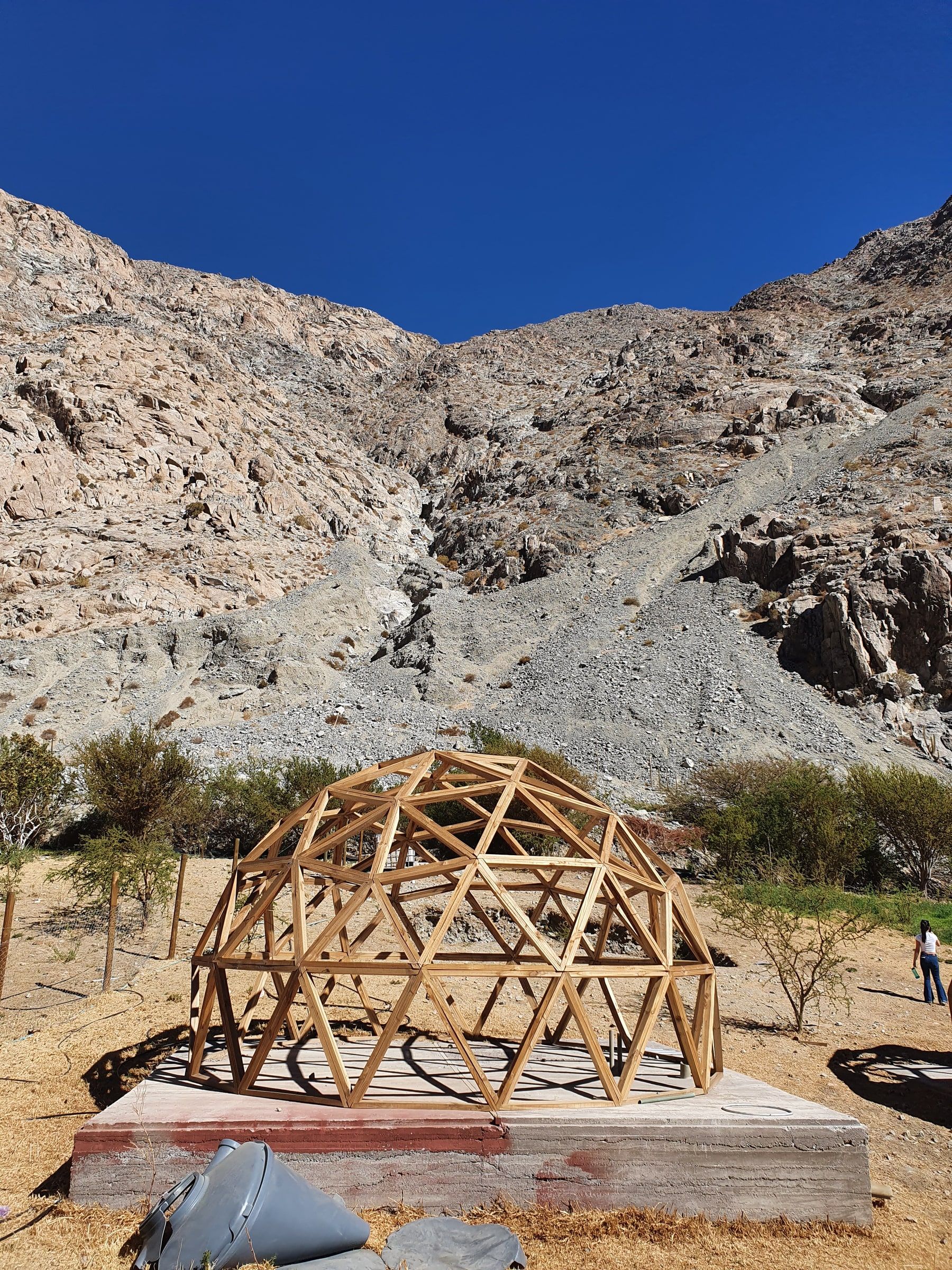 Estructura de madera de domo geodésico sobre radier