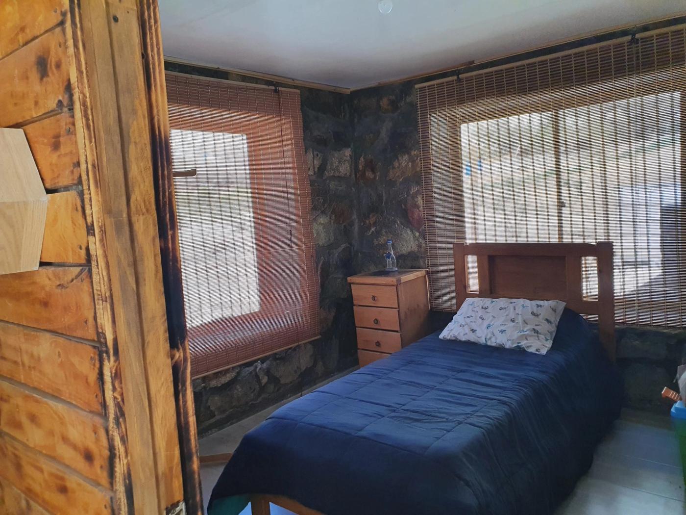 Dormitorio visto desde el marco de la puerta de madera