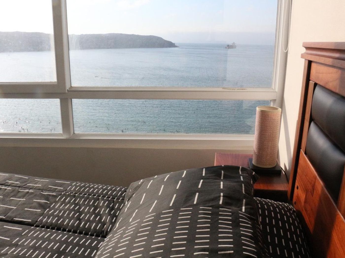 Ventanales esquineros del dormitorio principal con vista panorámica abierta a toda la bahía de La Herradura.