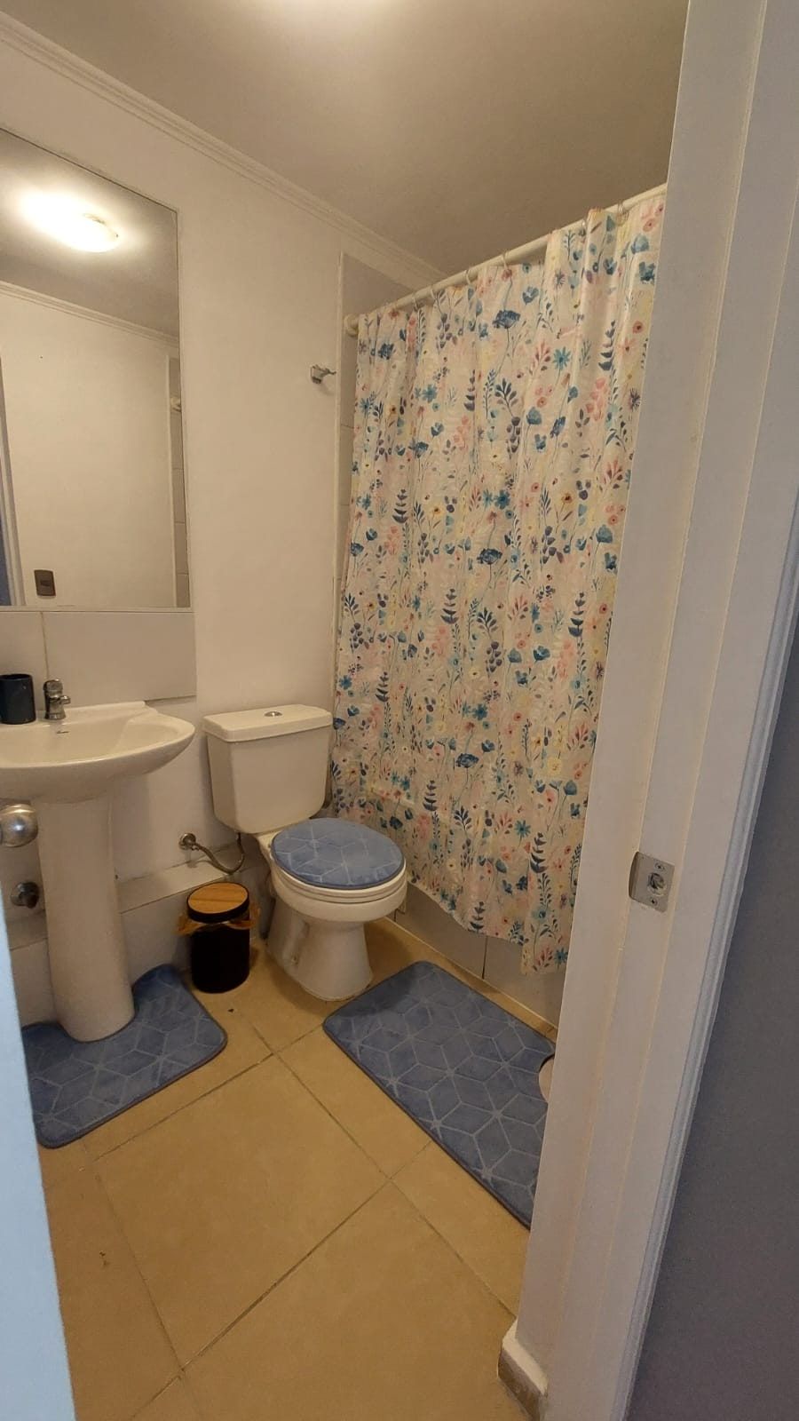 Baño con lavamanos, tina y cortina