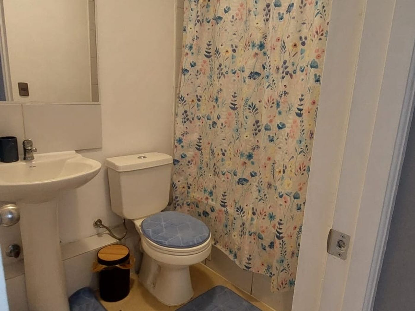 Baño con lavamanos, tina y cortina